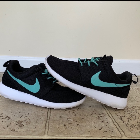 Nike Shoes - Women’s Nike Roshe size 7